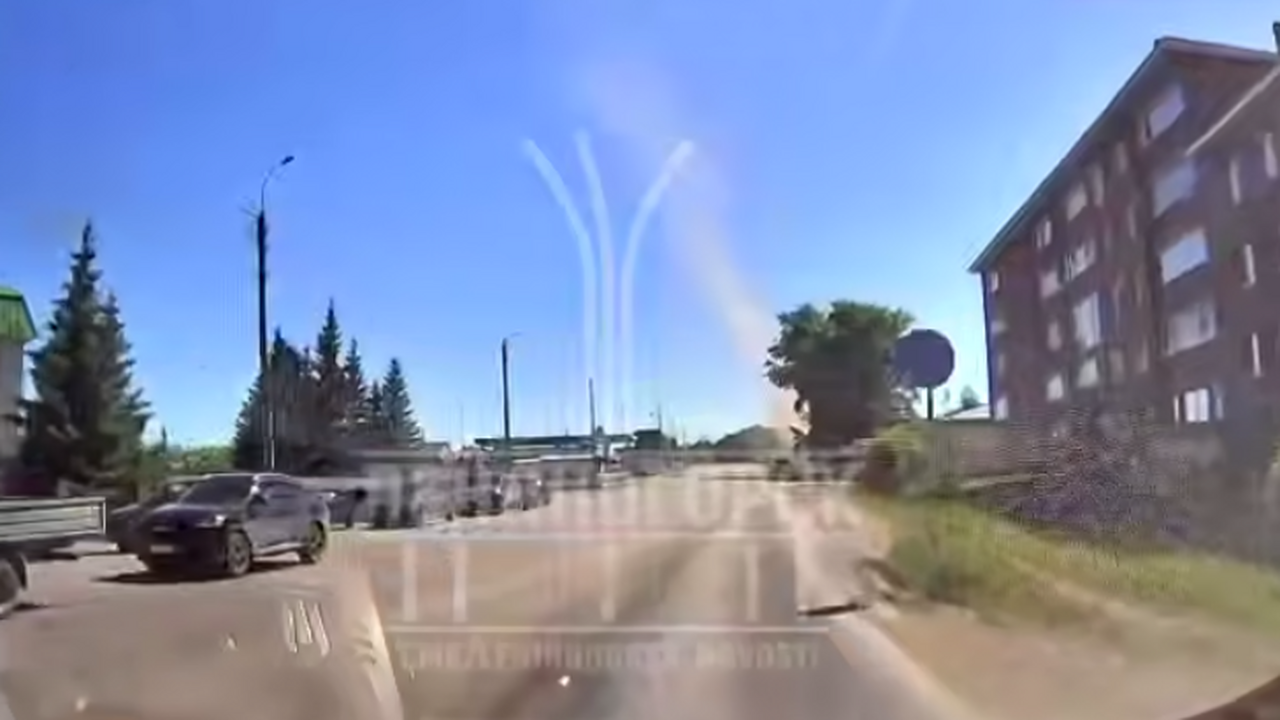 В Татарстане заметили пылевые вихри Похожий вихрь появился и на одной из парковок в...
