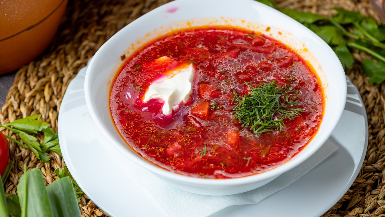 Борщ — это блюдо с узнаваемым вкусом и характер...
