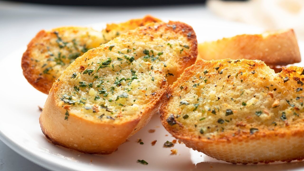 Масло, зелень и чеснок — и обычный хлеб превращается в королевскую закуску за 5 минут Обычный белый хлеб способен превратиться в коро...