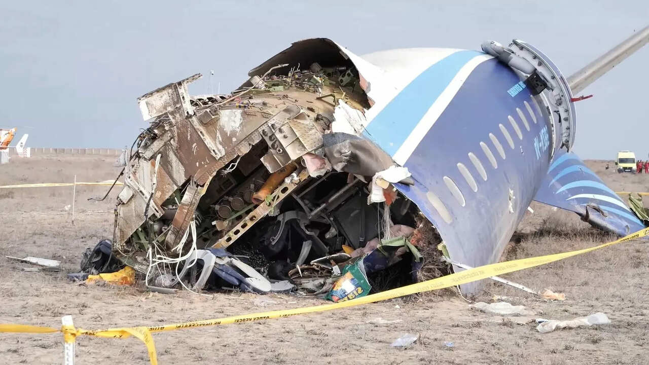 В самолете AZAL найдены осколки дронов ВСУ? Мнение экспертов и новые выводы о смертельном рейсе Предварительные итоги расследования катастрофы ...