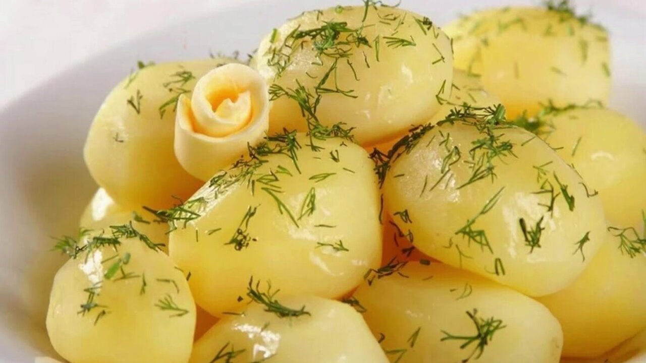 Бросьте в воду — и картошка будет гораздо вкуснее: даже сливочное масло не потребуется — получается рассыпчатая и ароматная Откройте для себя новый способ приготовления ка...
