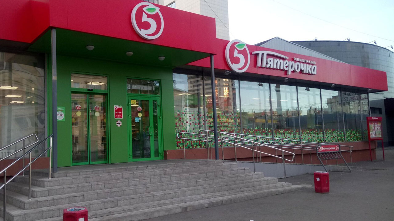 Как продавцы в сети «Пятёрочка» теперь нагревают пожилых: вот, такой трюк проворачивают по вашим пенсионным Система скидок для пенсионеров в сети магазинов...