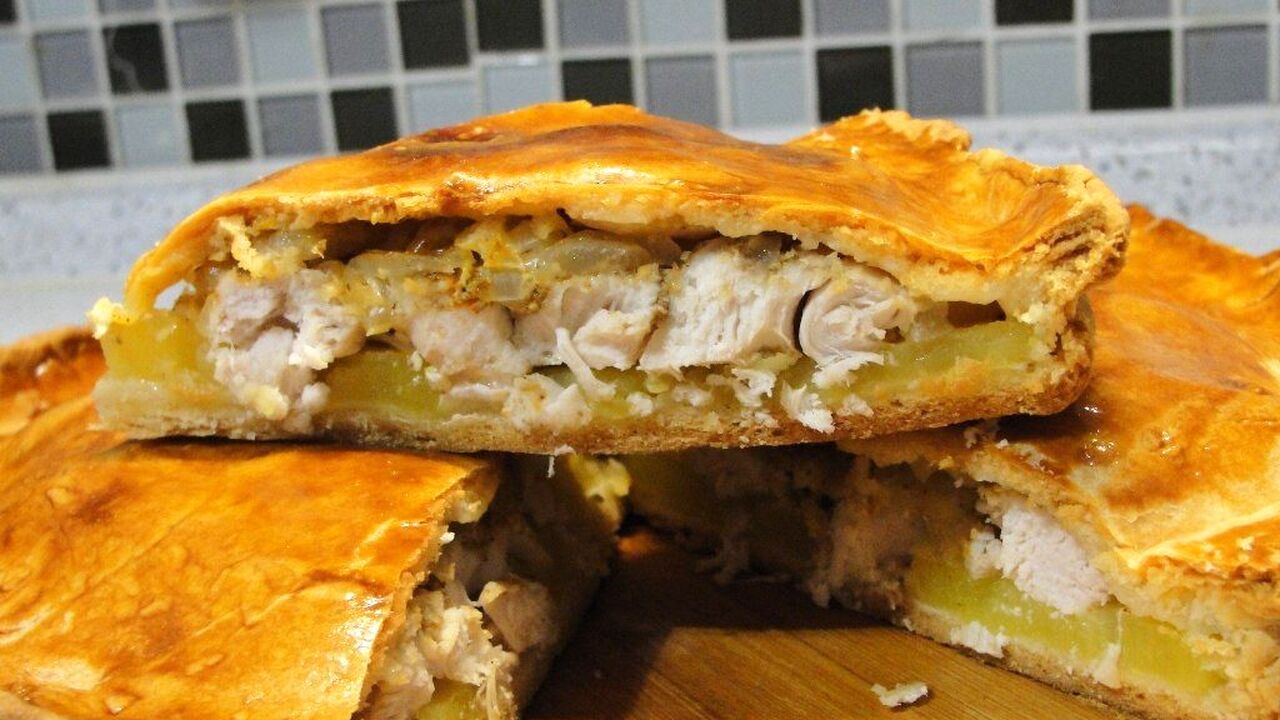 Золотистый пирог с душистой картошкой и сочной курицей: простой рецепт ароматного блюда с хрустящей корочкой и нежной начинкой Пирог с куриным мясом и картофелем — это одно и...