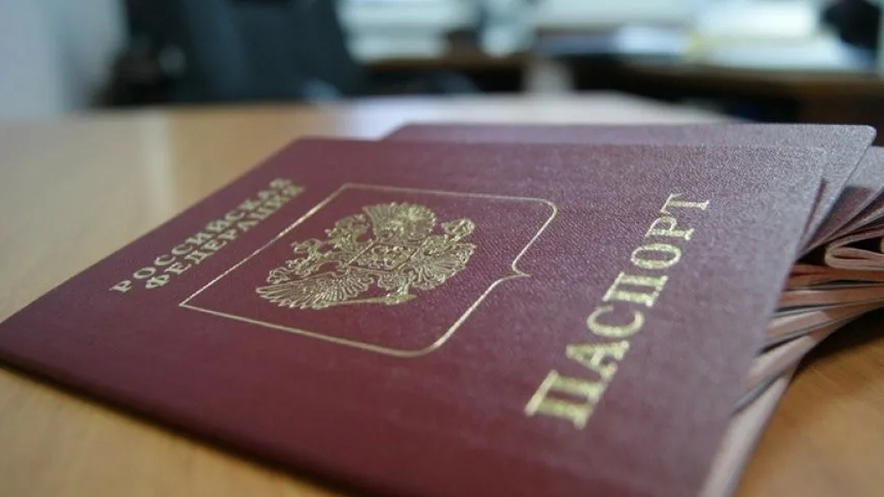 Паспорта, выданные в 20 и 45 лет, отныне станут недействительными - россиян ждёт неприятный сюрприз Паспорт — это основной документ, который мы исп...