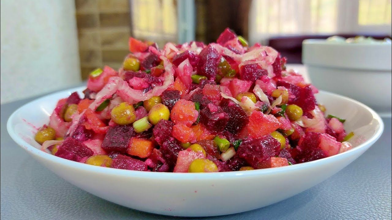 Салат «Не винегрет», а еще вкуснее — сколько едим, не приедается: рецепт из простых продуктов Любители свекольных салатов наверняка оценят эт...