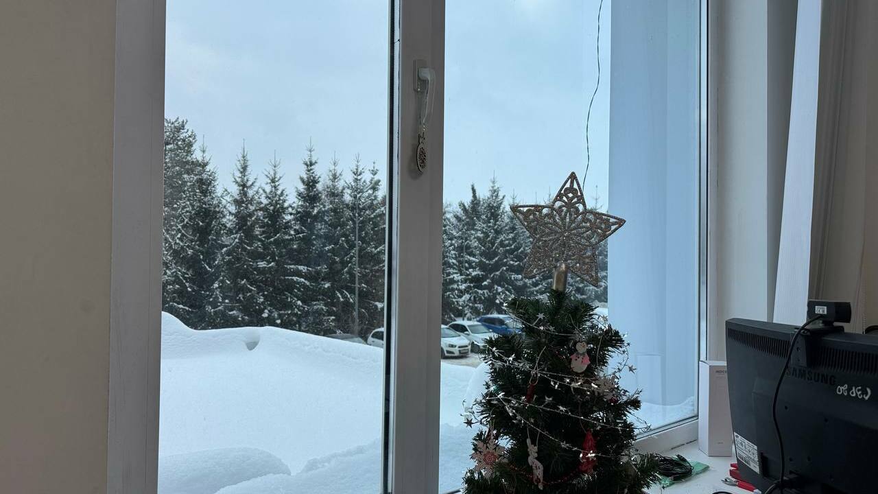 Наклеили за несколько минут и не мерзнем: из окон теперь не сквозит, а подоконник всегда теплый Зима уже стучится в окна, а холодный воздух пыт...