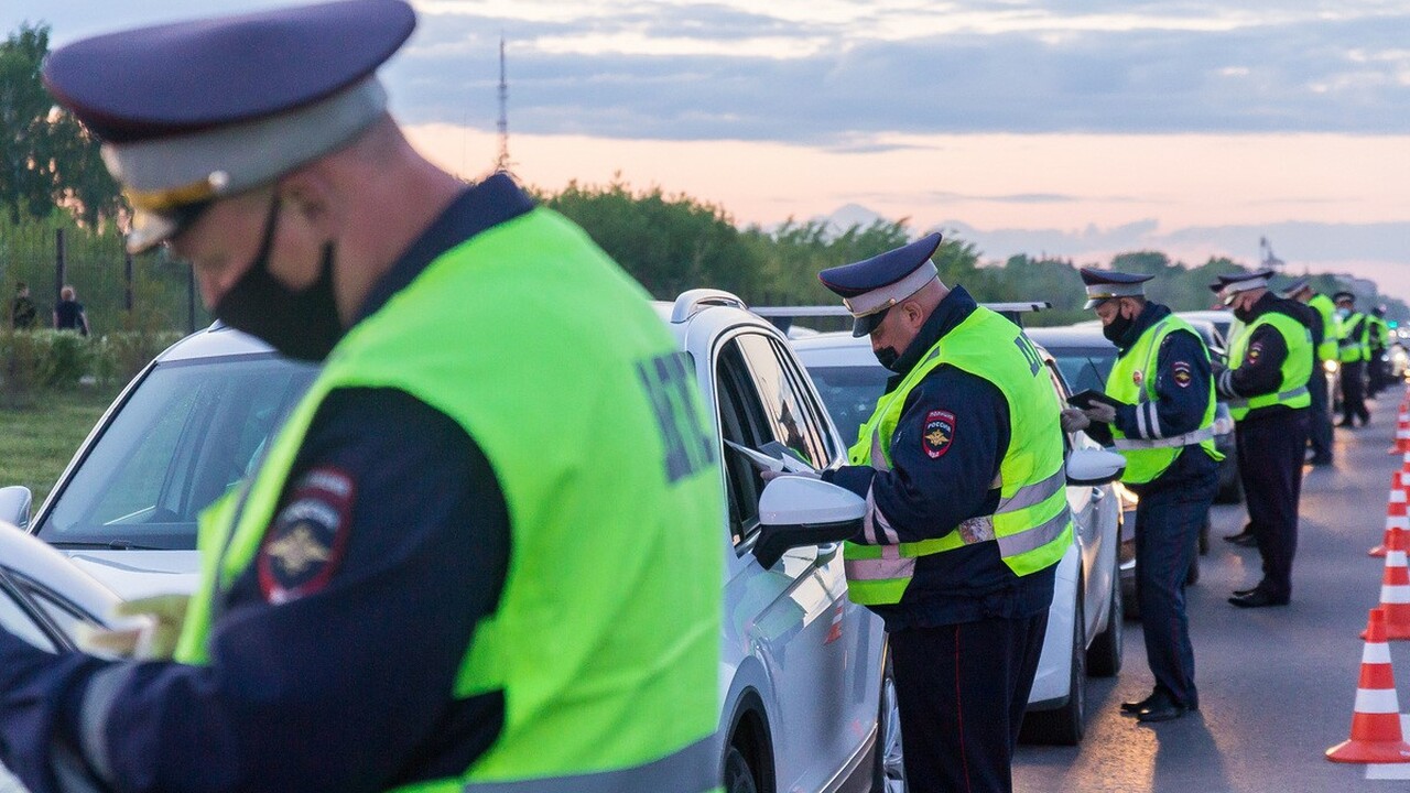 Водитель не обязан выходить из автомобиля при о...