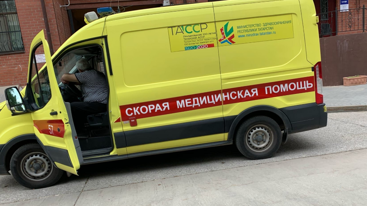 Легковушка перевернулась после лобового столкновения под Казанью По словам очевидцев, одна из машин выехала на в...