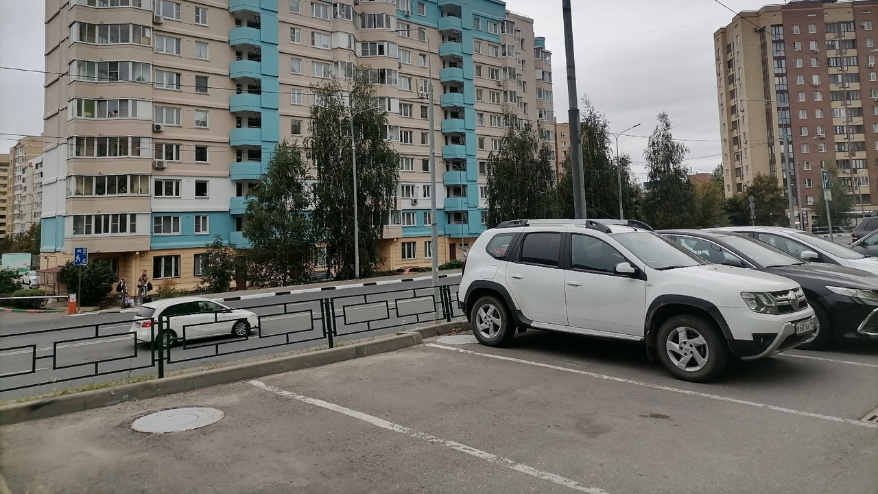 Точка в споре о дворовой парковке поставлена: кому закон отдал приоритет по решению Верховного суда Обычно такие споры о шлагбаумах заканчиваются с...