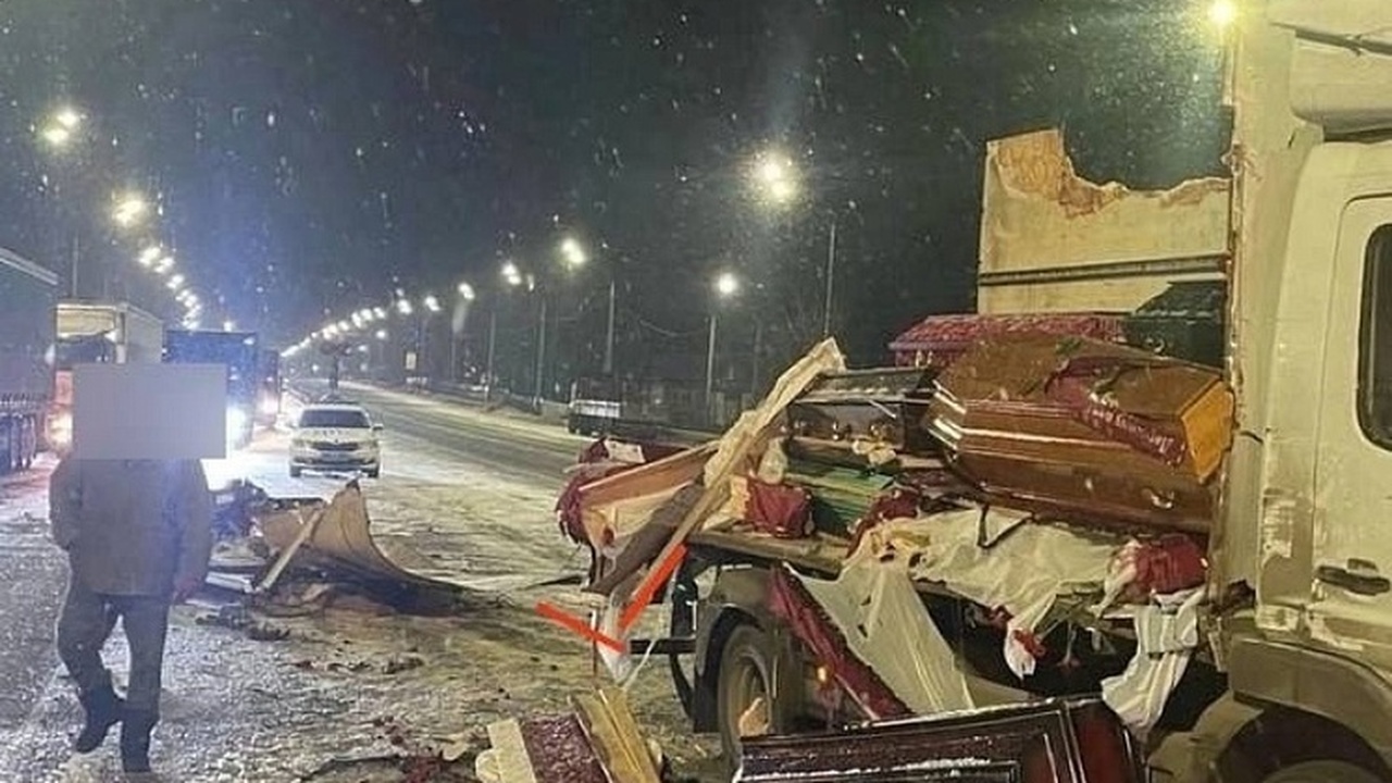 Тела разбросало по всей дороге: в России грузовик с гробами попал в аварию необычный инцидент, произошедший во Владимирско...