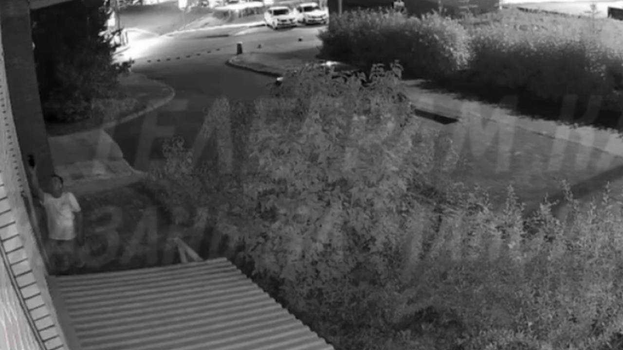 На Терегулова мужчина с улицы снимал девушку, которая была в квартире На видео видно, что сначала он просто прогулива...