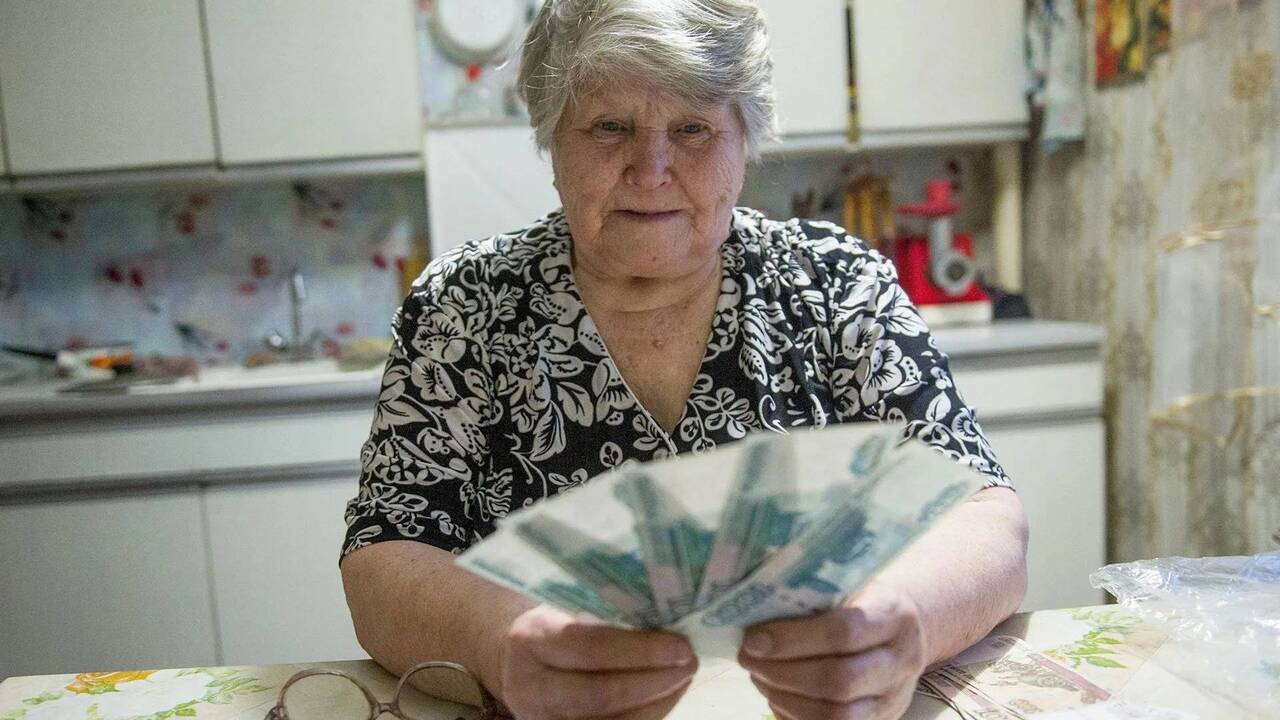 Осенью сделают 3 надбавки к пенсии: кто получит прибавку и сколько она составит Пожилые граждане, имеющие право на получение на...