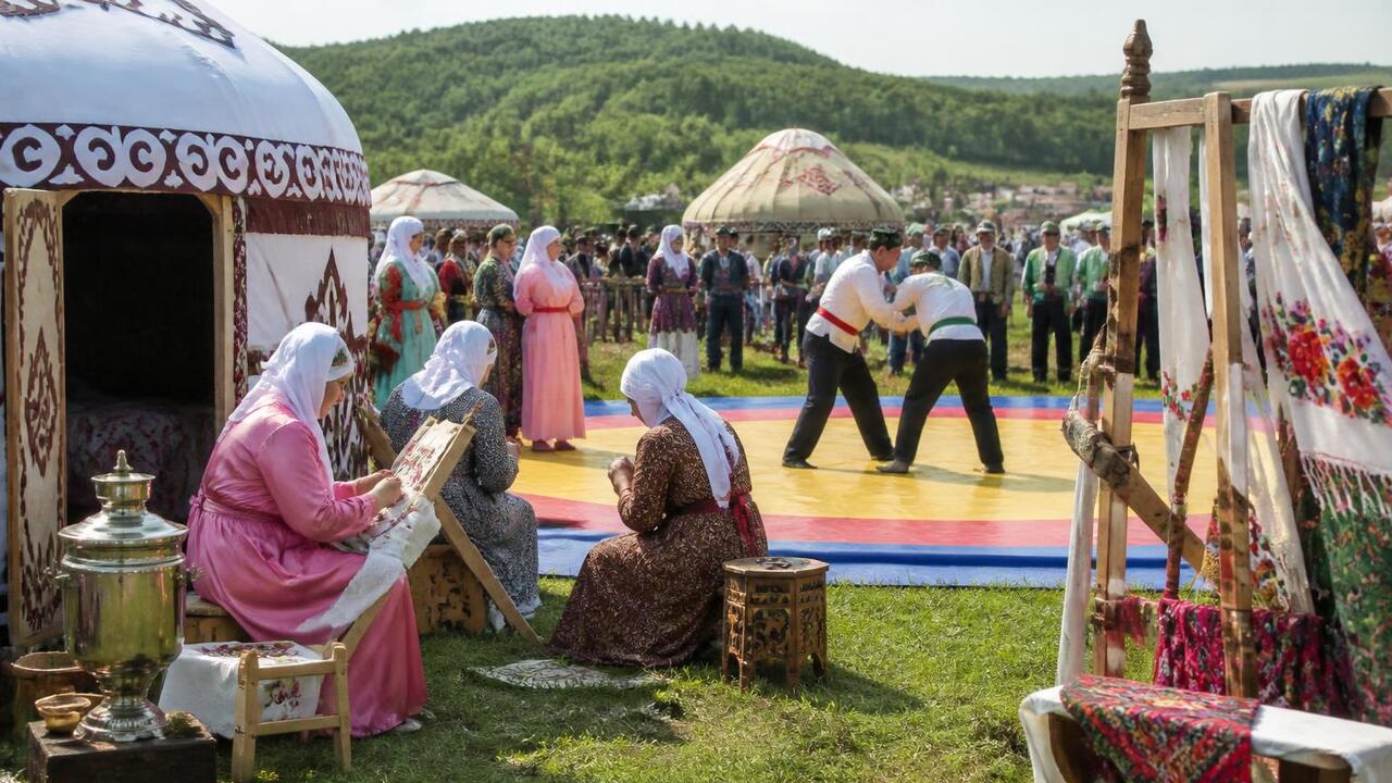 Сабантуй в Казани объединил представителей разных национальностей Премьер-министр Татарстана Алексей Песошин посе...