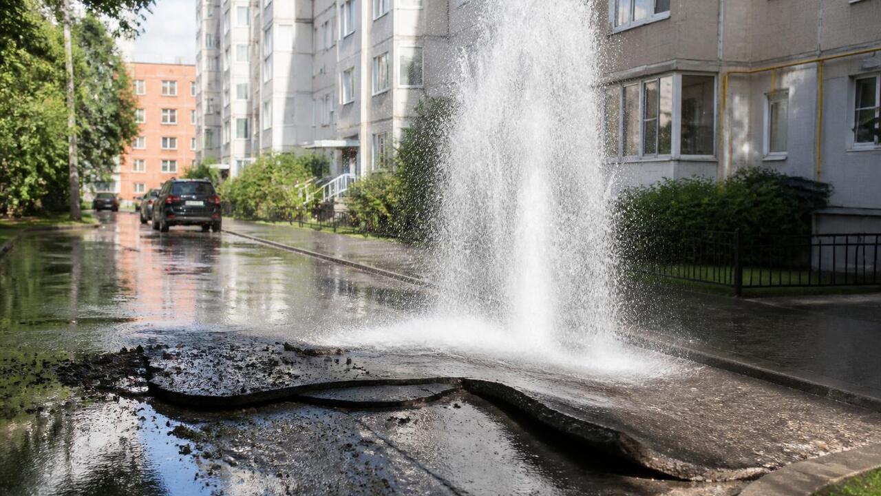 Прорыв трубы на Чистопольской не связан с сетями Водоканала Мощный прорыв водопровода на улице Чистопольска...