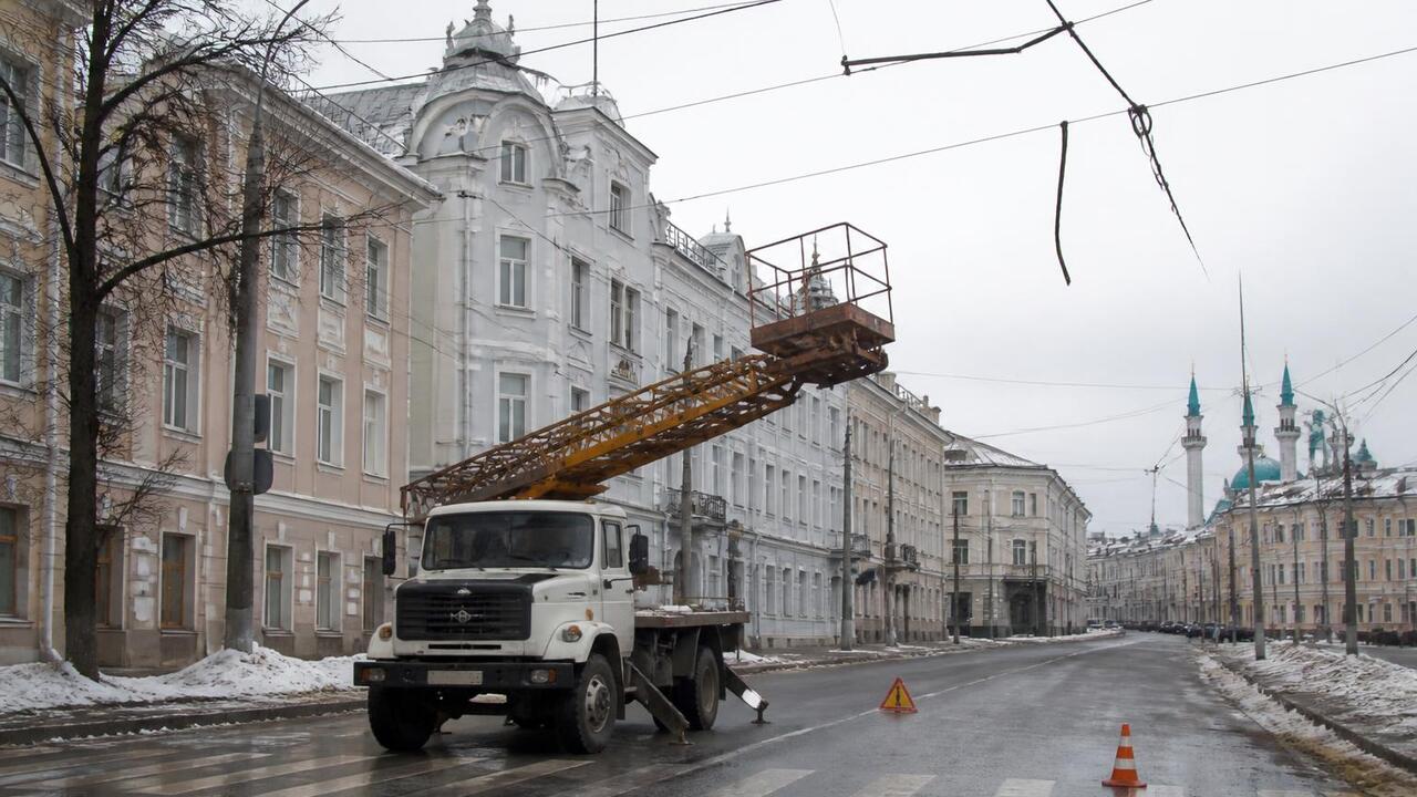 В Казани из-за аварии на контактной сети встали троллейбусы В Казани на улице Фучика повреждена контактная ...
