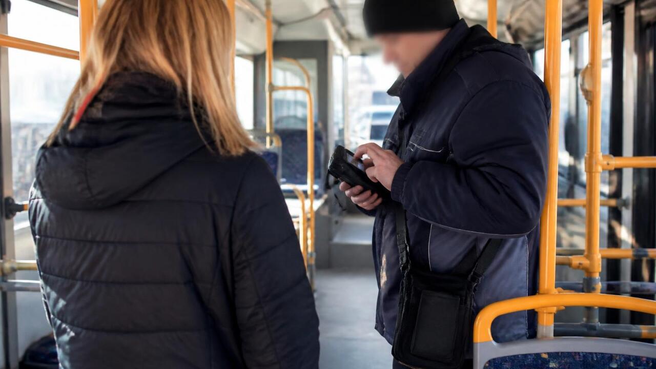В казанском автобусе безбилетница ударила контролера по лицу В Казани в автобусе №60 женщина ударила контрол...