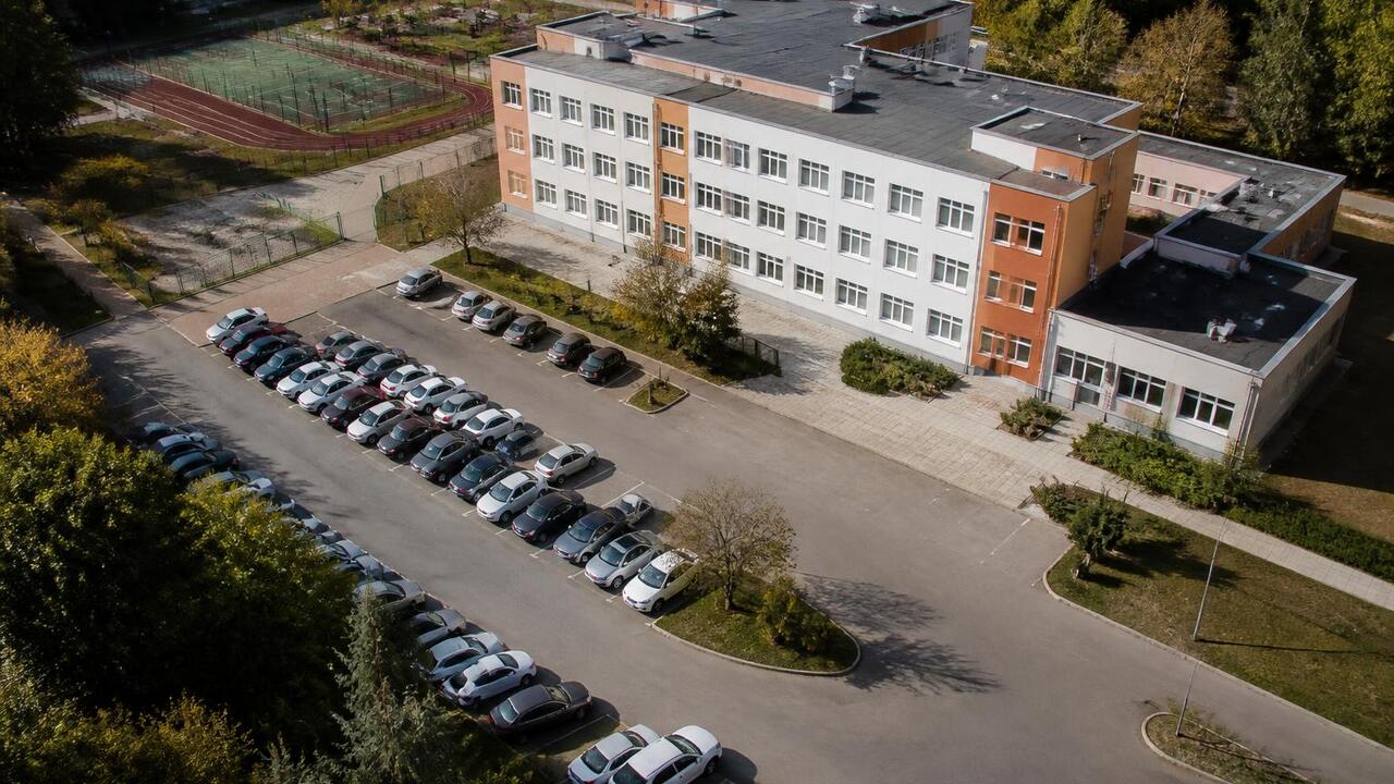 Парковка КФУ мешает строительству центра робототехники в Казани Конфликт между КФУ и школой «СОлНЦе» из-за земе...