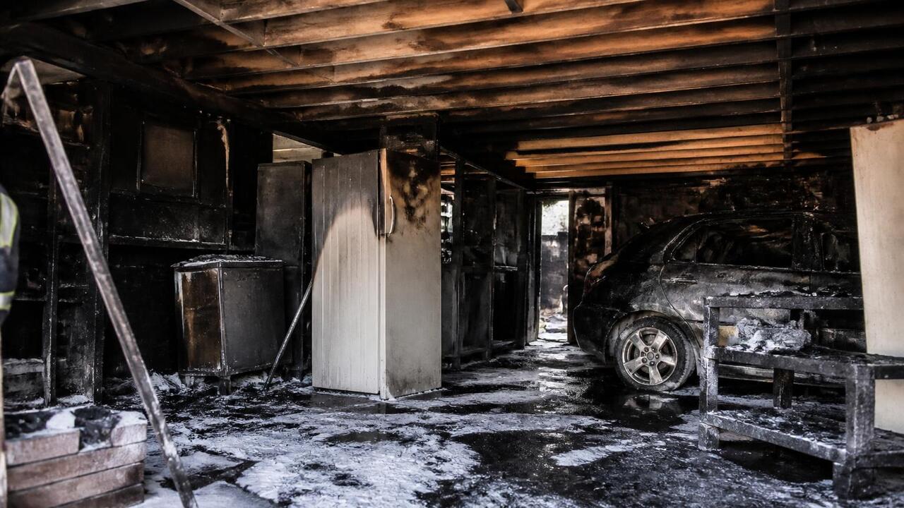 Очевидцы потушили пожар в гараже под Нижнекамском, мужчина в больнице Очевидцы потушили пожар в гараже под Нижнекамск...