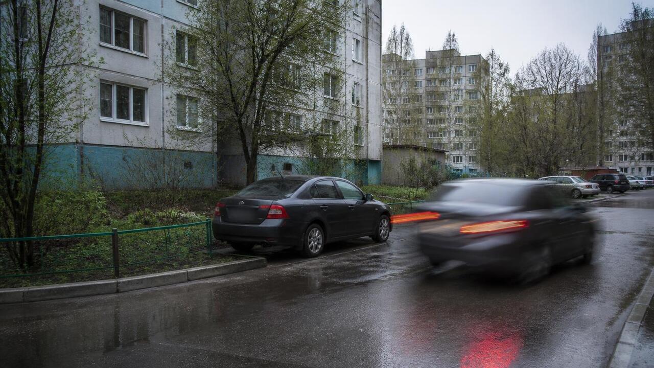 Во дворе в Набережных Челнах водитель Renault M...