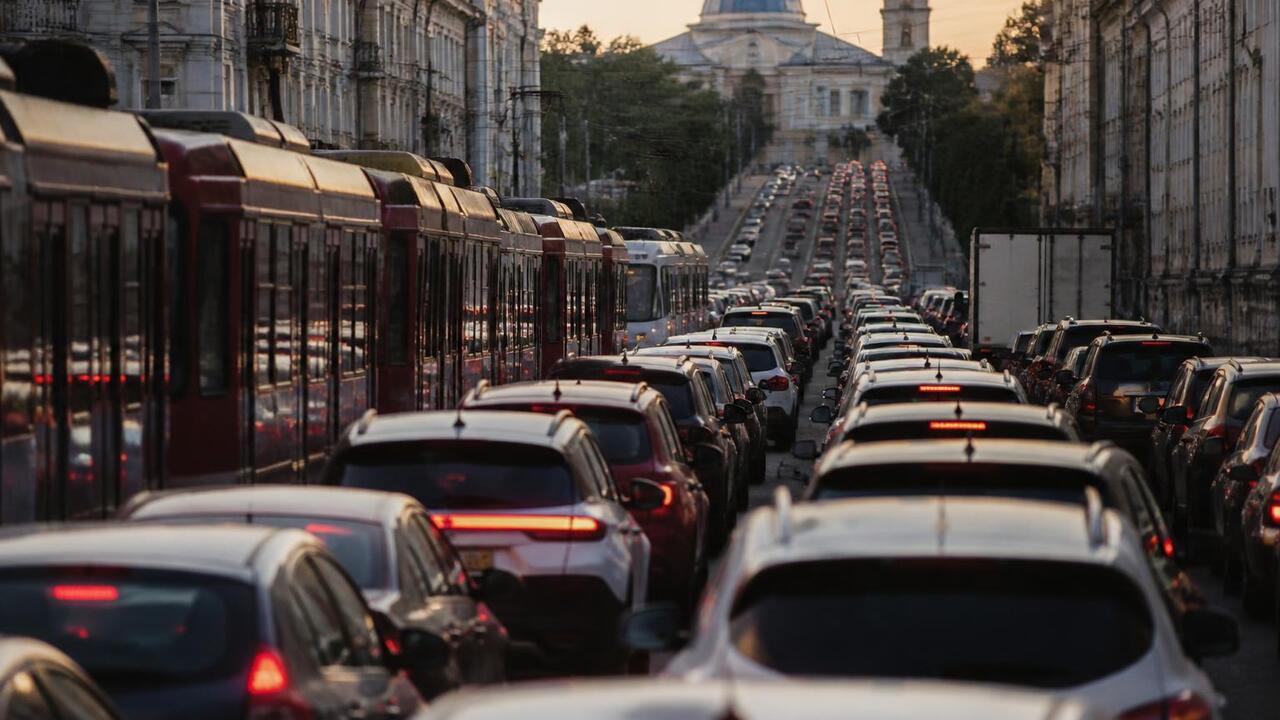 В Казани на Вахитова из-за ДТП собирается километровая пробка Из-за ДТП на перекрестке Вахитова и Большой Кры...