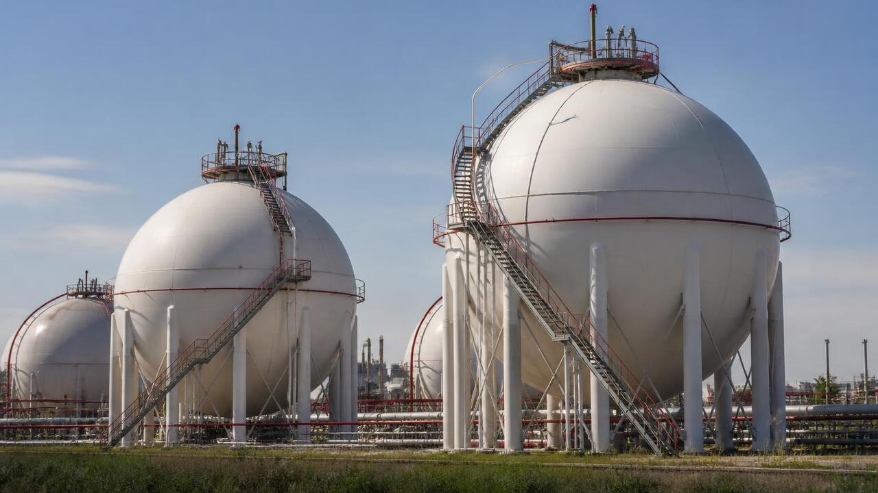 Европа закачала почти 32 млрд кубометров газа для зимнего сезона Европейские страны накопили в подземных хранили...