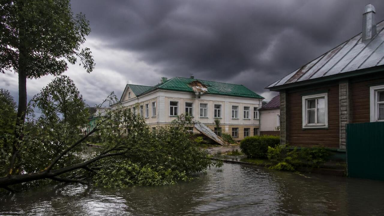 Во время потопа в Татарстане сильный ветер повалил деревья и сорвал крыши домов Сильный ветер и ливень в Татарстане повалили 23...