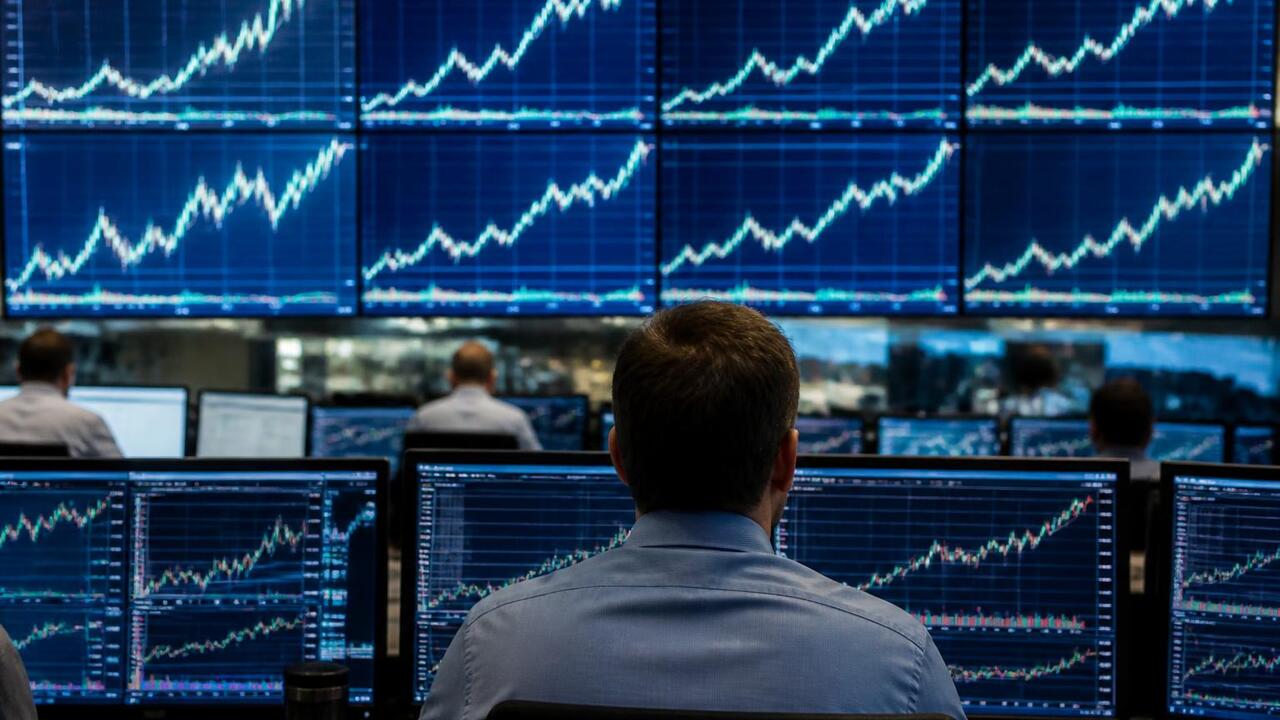 Индекс МосБиржи вырос на 0,84% до 2300,28 пункта Индекс МосБиржи в понедельник вырос на 0,84% до...