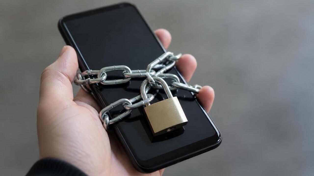 Мошенники блокируют iPhone под видом работодателей Мошенники звонят под видом работодателей и убеж...