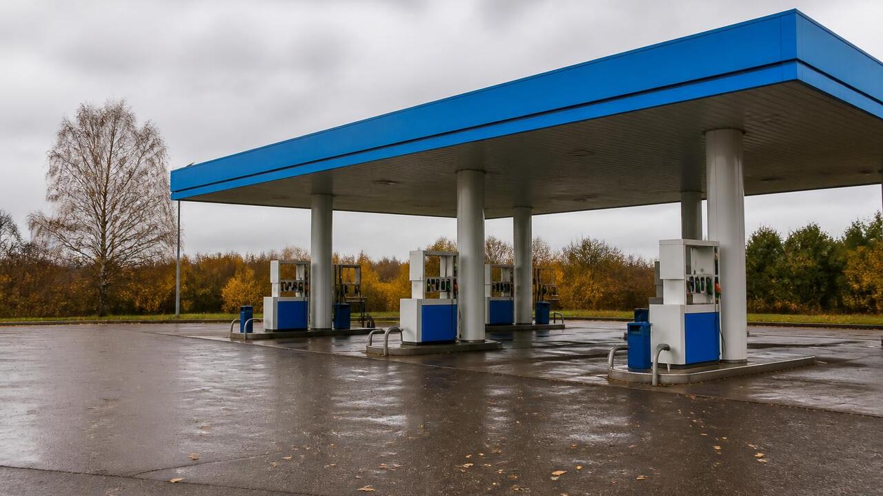 В ряде регионов России сохраняется сложная ситуация с топливом на АЗС Правительство сообщило о сохранении сложной сит...