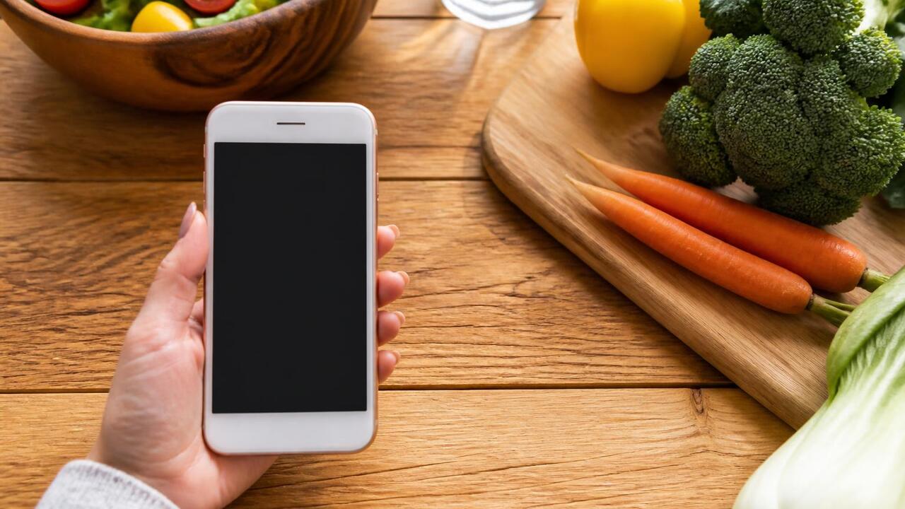 Смартфоны предложили считать «цифровой едой», а не зависимостью Ученые предложили рассматривать смартфоны через...