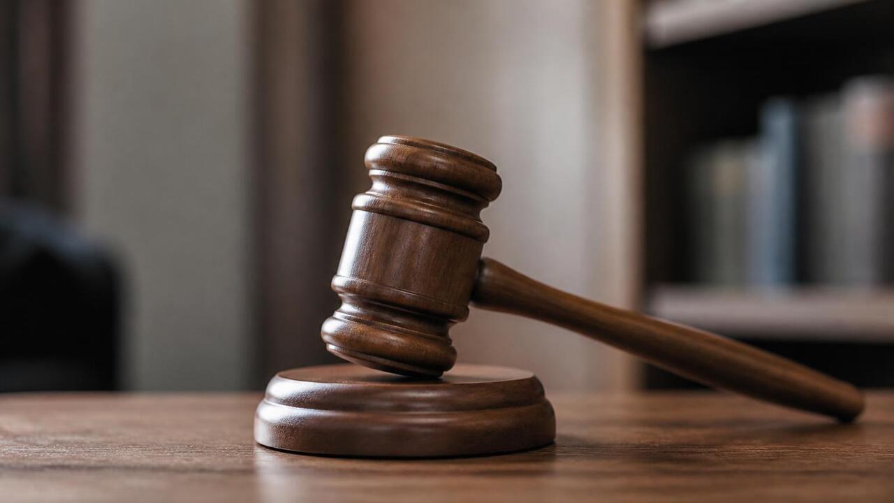 TCL подала иск против Samsung в США, обвиняя ко...
