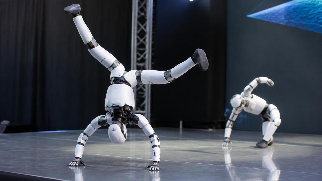 Роботы-гуманоиды на выставке IFA 2026 демонстри...