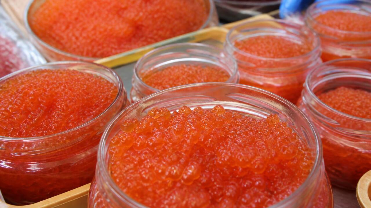 Икра лососевых нового улова стоит 18-20 тыс. ру...