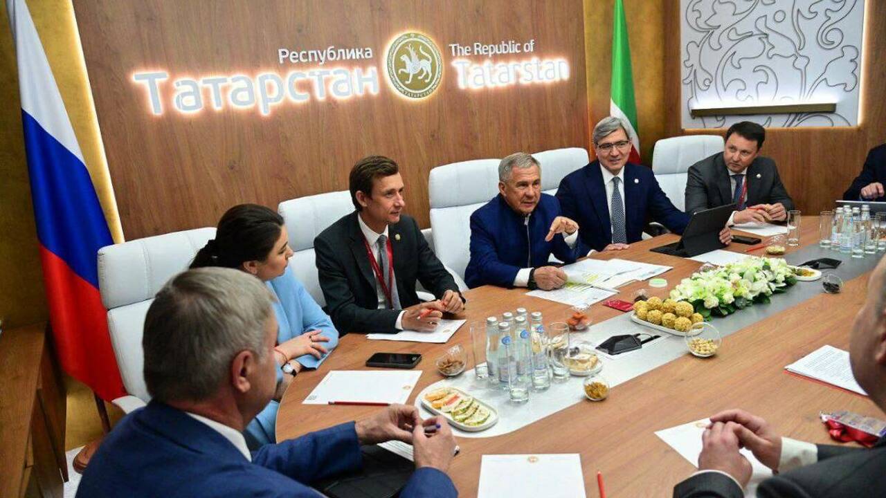 Минниханов обсудил развитие связи и интернета в Татарстане На ПМЭФ Рустам Минниханов встретился с гендирек...