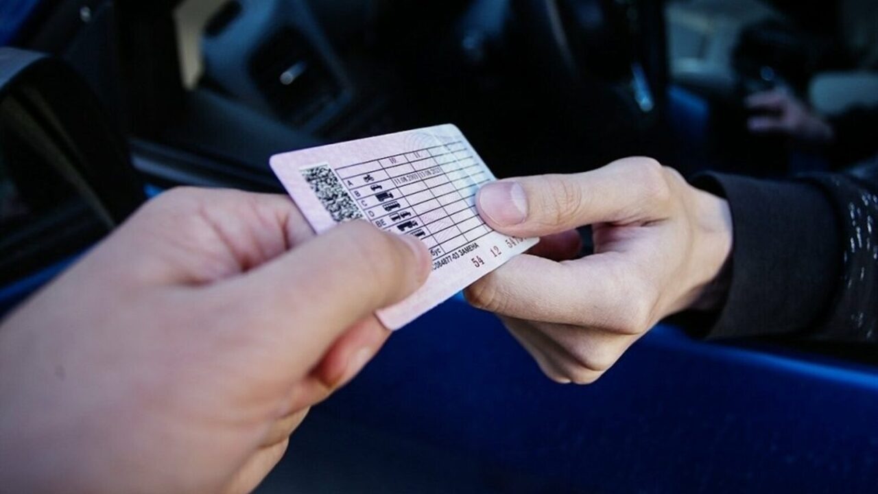 Российским автолюбителям напомнили о важной про...