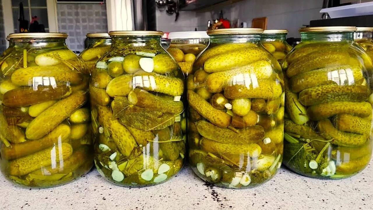 Заготовка огурцов по-болгарски. Вкусный и не сложный рецепт, огурцы получаются хрустящие и ароматные Эти маринованные огурцы — не просто заготовка н...