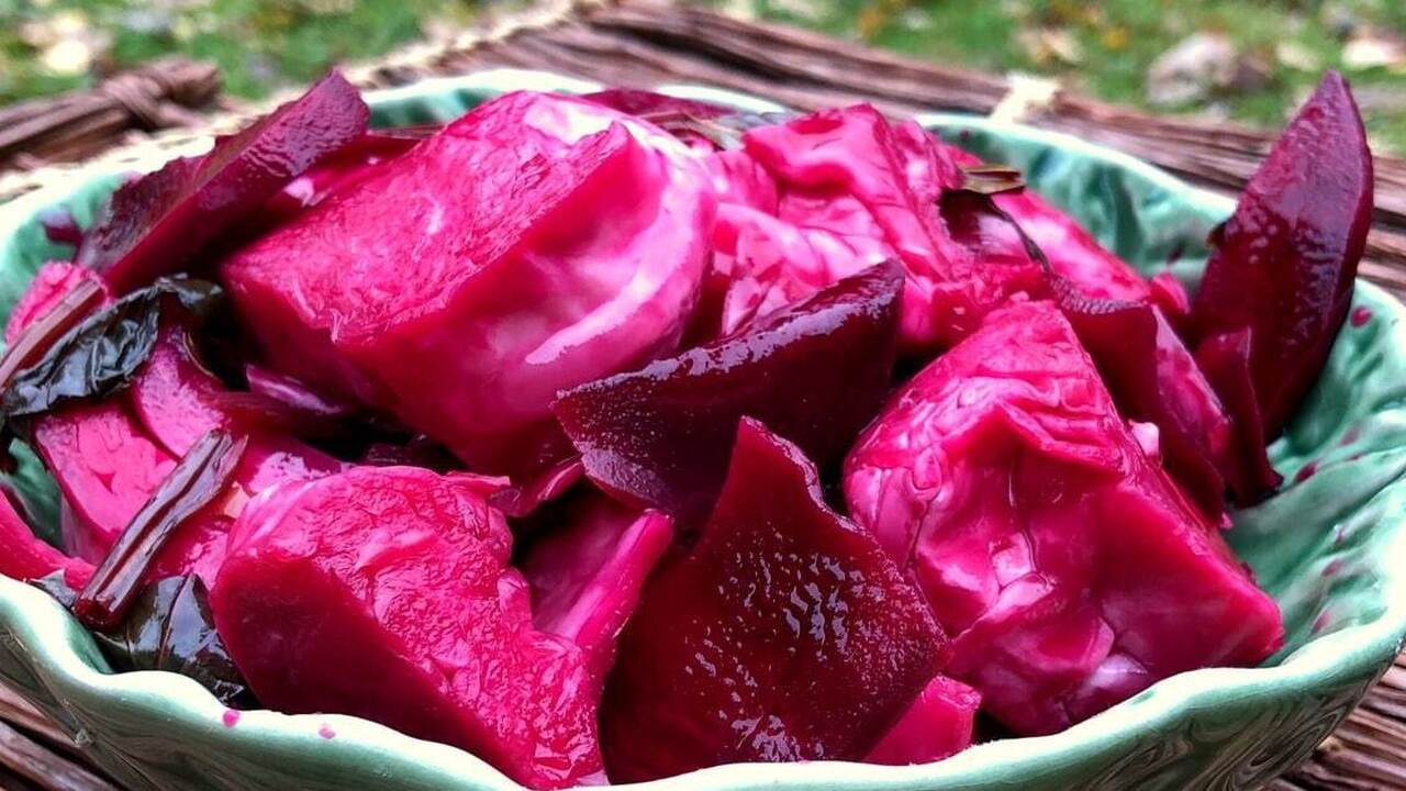 Квашеная капуста по-грузински — розовая, хрустящая и без капли уксуса Эта квашеная капуста по-грузински отличается от...