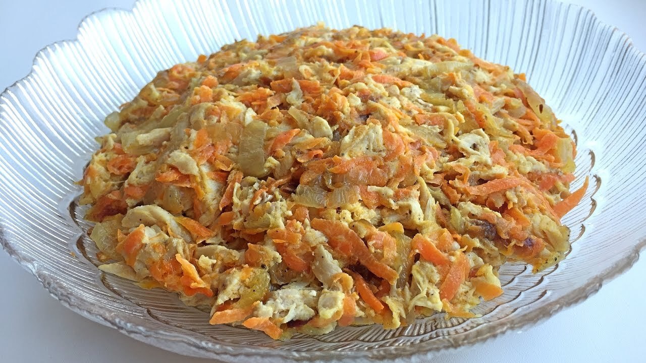 Салат «Обжорка» - просто и быстро: 4 ингредиента, а вкус невероятный – уплетают со стола самым первым Салат «Обжорка» — это вкусное сочетание отварно...