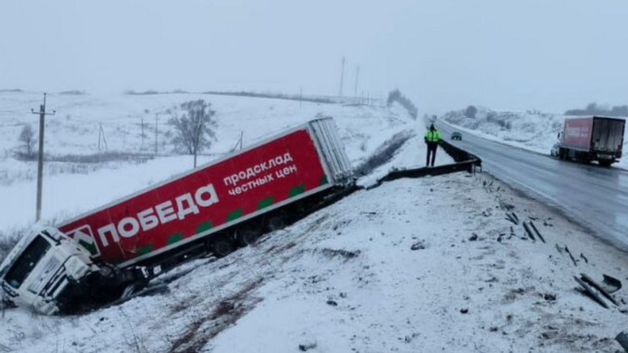 В Татарстане 7 марта водитель большегруза уснул и оказался в кювете В результате аварии водитель получил травмы