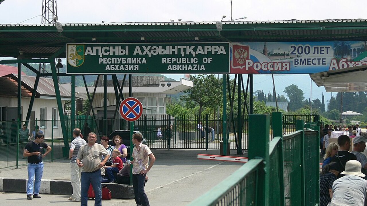Россиянин рассказал о пробках на границе с Абхазией В 2025 году российский путешественник, решивший...