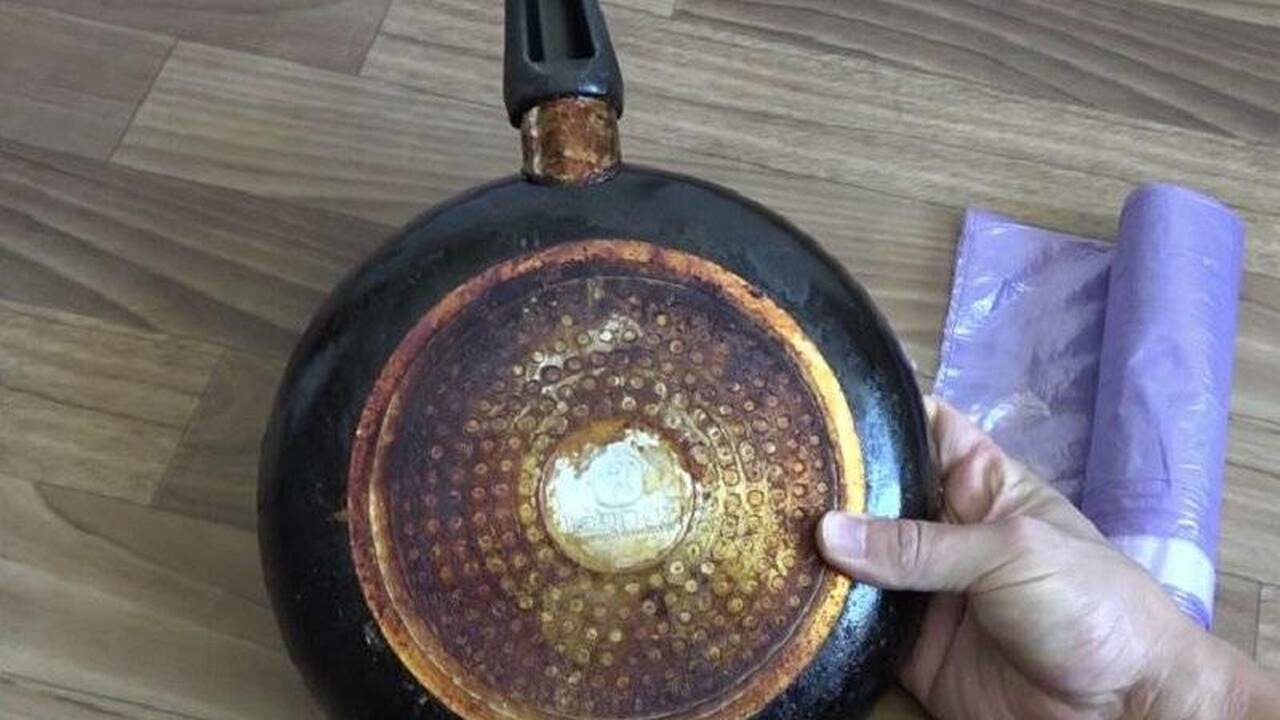 Самый сильный нагар слезет со сковородки за считанные секунды - четыре простых способа Сложный нагар на сковородке? Не проблема! Узнай...