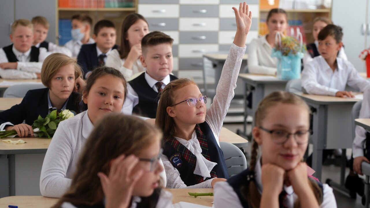 Школьники в слезах от радости: принято решение об отмене ЕГЭ. Что сказали в Минобрнауки В РФ внесли значительные изменения в систему, п...