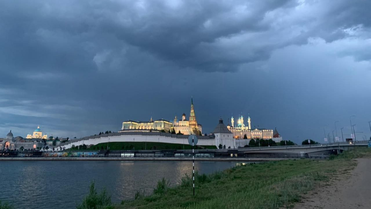 Казанцы были озадачены чередой громких звуков и...