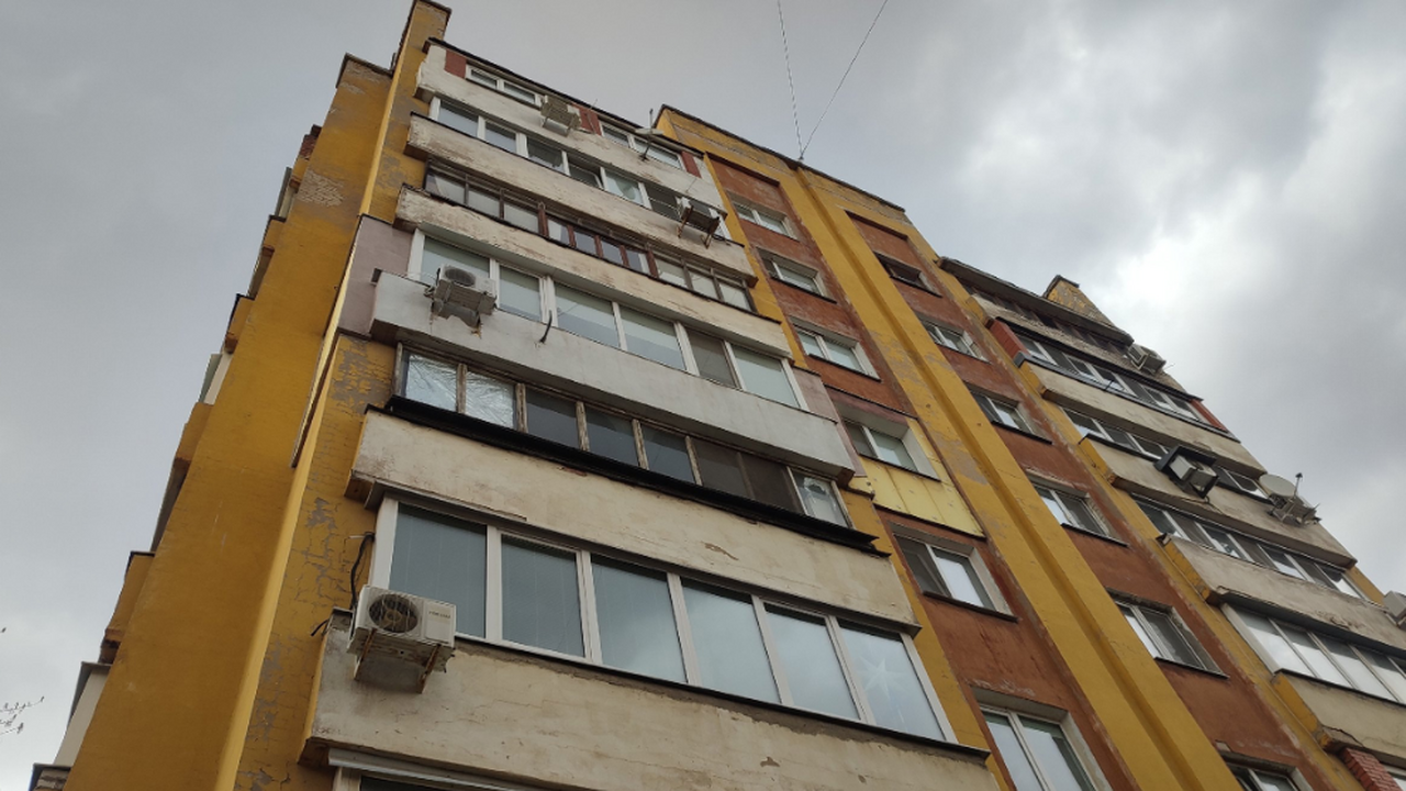 В Казани на Завойского мужчина упал с 4 этажа на дворника По предварительной оценке врачей, их состояние ...