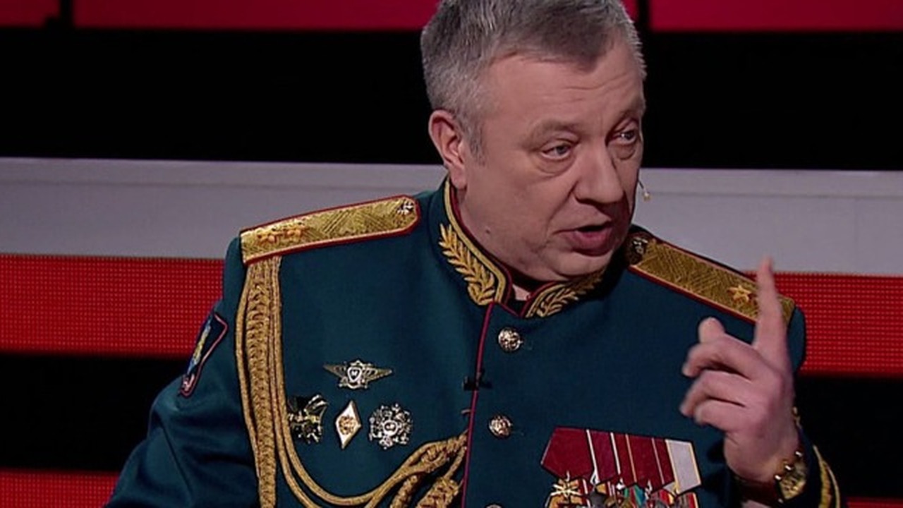 Во время пресс-конференции генерал-лейтенант Ан...