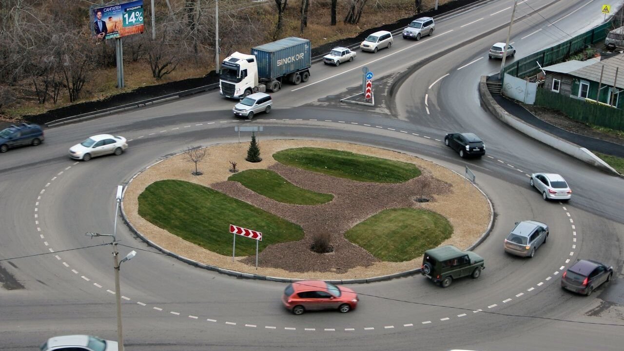 «Теперь это полностью запрещено»: вводится новое правило в РФ для всех, кто водит автомобиль В России обновили правила проезда круговых пере...