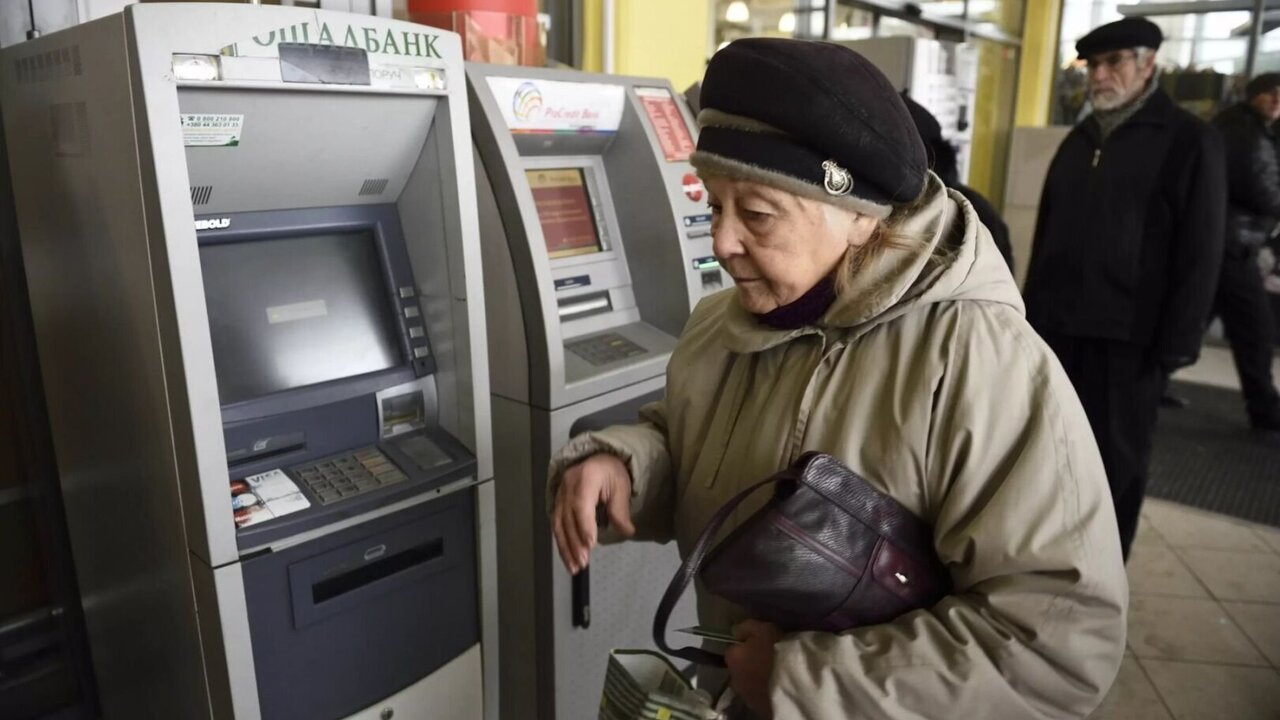 Многие пожилые граждане получают выплаты на бан...