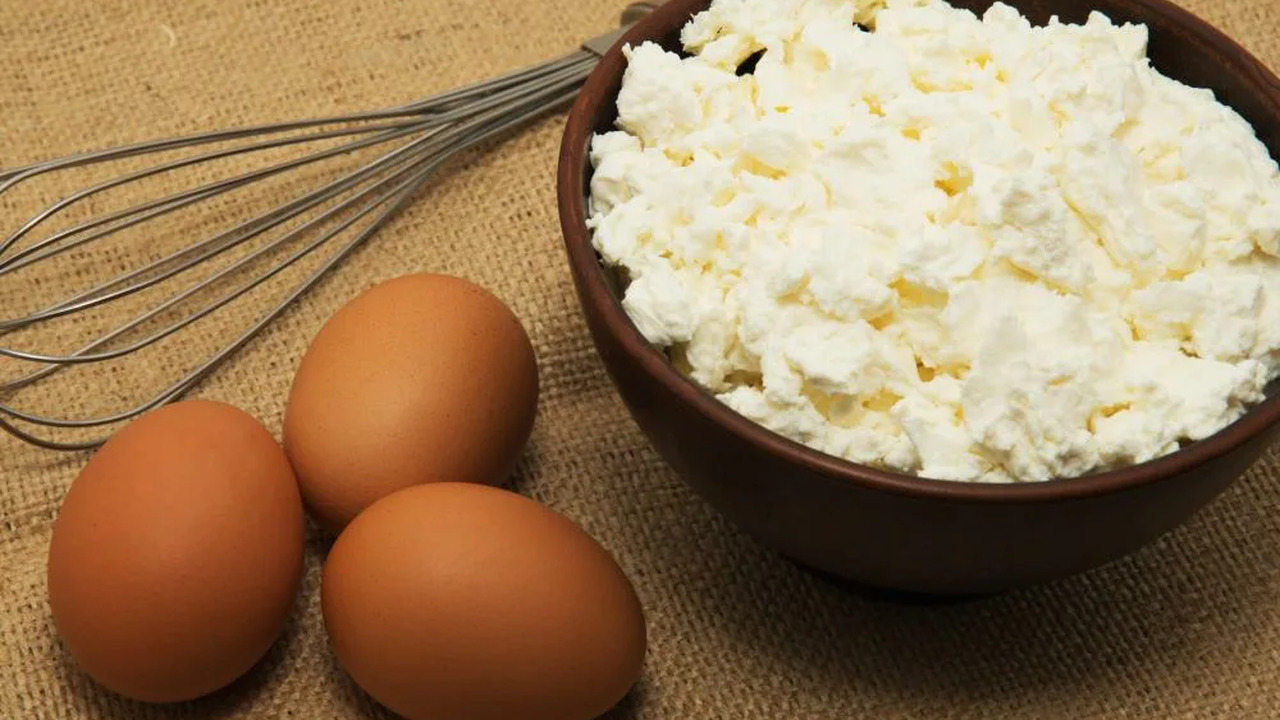 Мама научила готовить вкуснятину из детства: пара яиц и одна пачка творога — завтрак за пять минут Если вы ищете лёгкий, но питательный завтрак, п...