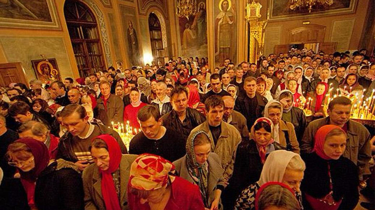 Согласно церковным традициям, во время богослуж...