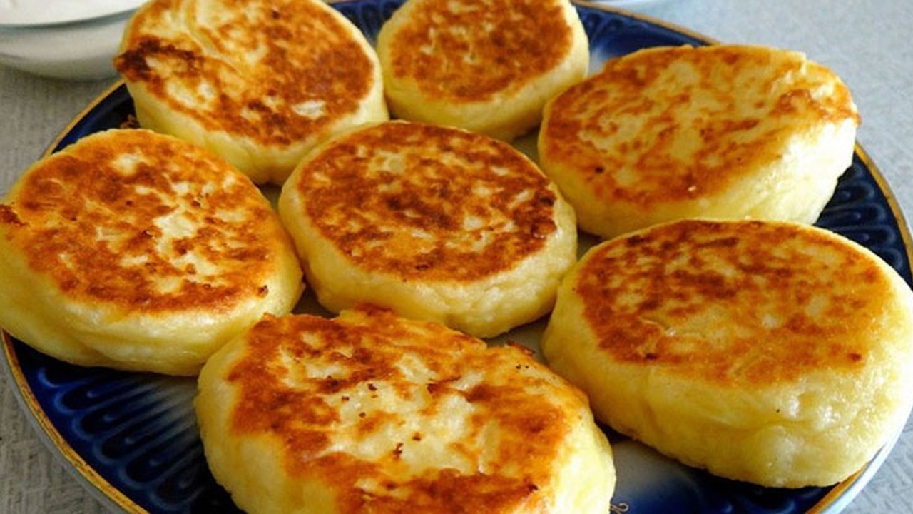 Готовлю воздушные и вкусные сырники из бюджетного творога за 20 минут: три секрета идеального бюджетного завтрака Научитесь готовить идеальные сырники из бюджетн...